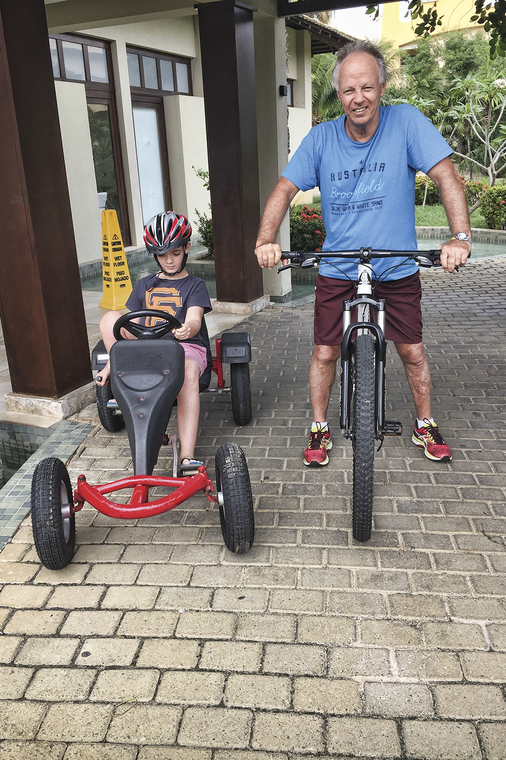 NO OUTRO LADO DO MUNDO - Os av&oacute;s paulistanos Roberto, 73, e Thais Rosenthal, 69, cruzam o globo uma vez por ano para ver Isabella, 8, e Daniel, 13 (na foto com o av&ocirc;), que moram na Austr&aacute;lia. &ldquo;O nosso tempo juntos &eacute; intenso&rdquo;, diz Thais -