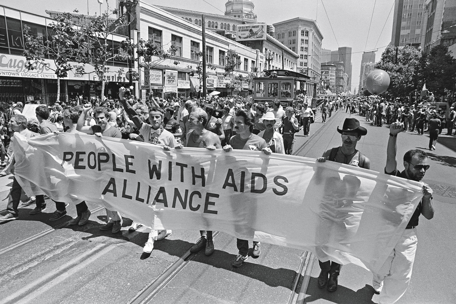 LUTA -&ensp;Ativistas em a&ccedil;&atilde;o nos anos 1980: esfor&ccedil;o para reduzir o estigma de que a aids era doen&ccedil;a apenas de gays -