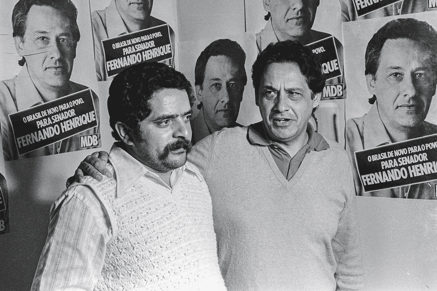 PASSADO COMUM - O petista e o tucano em 1978: de m&atilde;os dadas contra o inimigo comum nos estertores da ditadura -