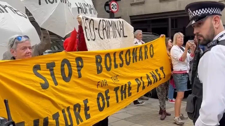 Manifestantes protestam contra Bolsonaro em Londres