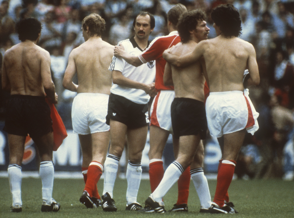 FARSA -&ensp;Alemanha e &Aacute;ustria entraram em campo, em 1982, sabendo do placar de que precisavam: infame corpo mole -