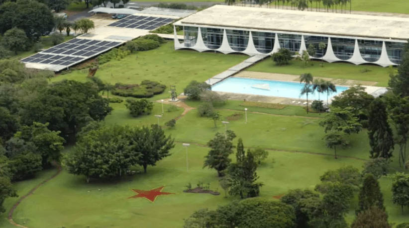 Filho de Lula defende antiga estrela vermelha do PT no jardim do Alvorada