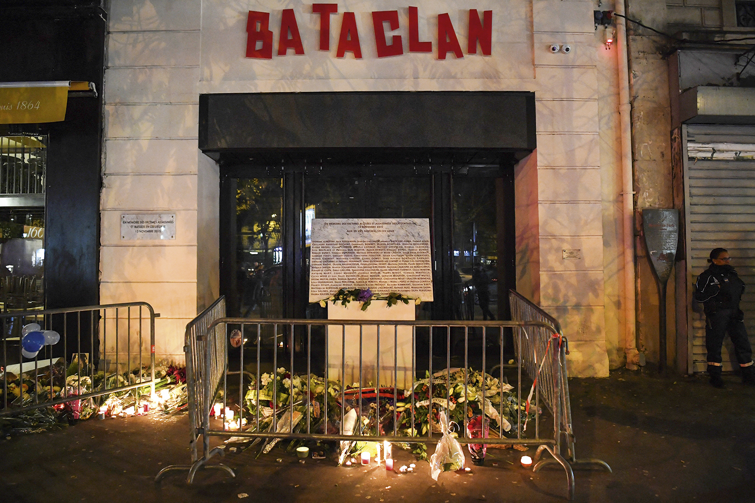 MEM&Oacute;RIA -&ensp;Homenagem no Bataclan: o Estado Isl&acirc;mico matou 130 pessoas