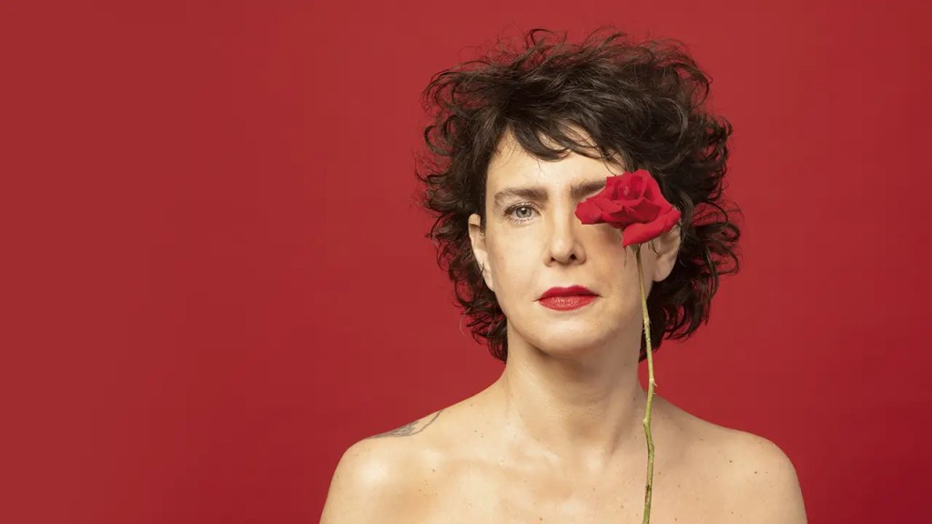 O motivo do topless de Adriana Calcanhotto