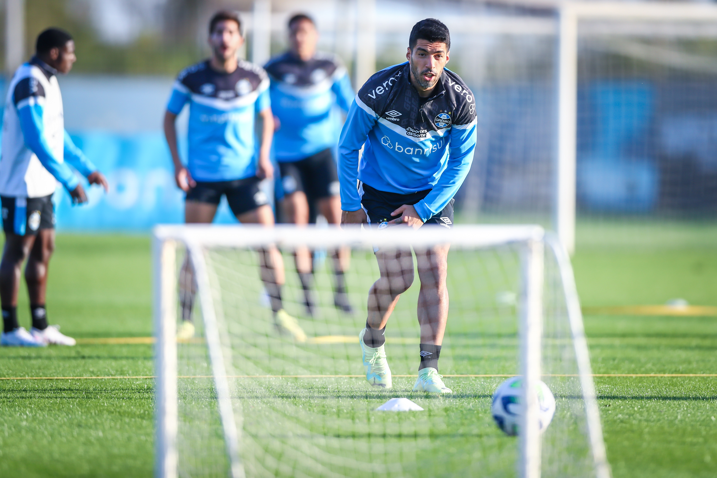 RS - FUTEBOL/ TREINO GREMIO 2023 - ESPORTES - Jogadores do Gremio realizam treino t&eacute;cnico durante a tarde desta segunda-feira, no CT Luiz Carvalho, na prepara&ccedil;&atilde;o para a partida valida pelo Campeonato Brasileiro 2023. FOTO: LUCAS UEBEL/GREMIO FBPA