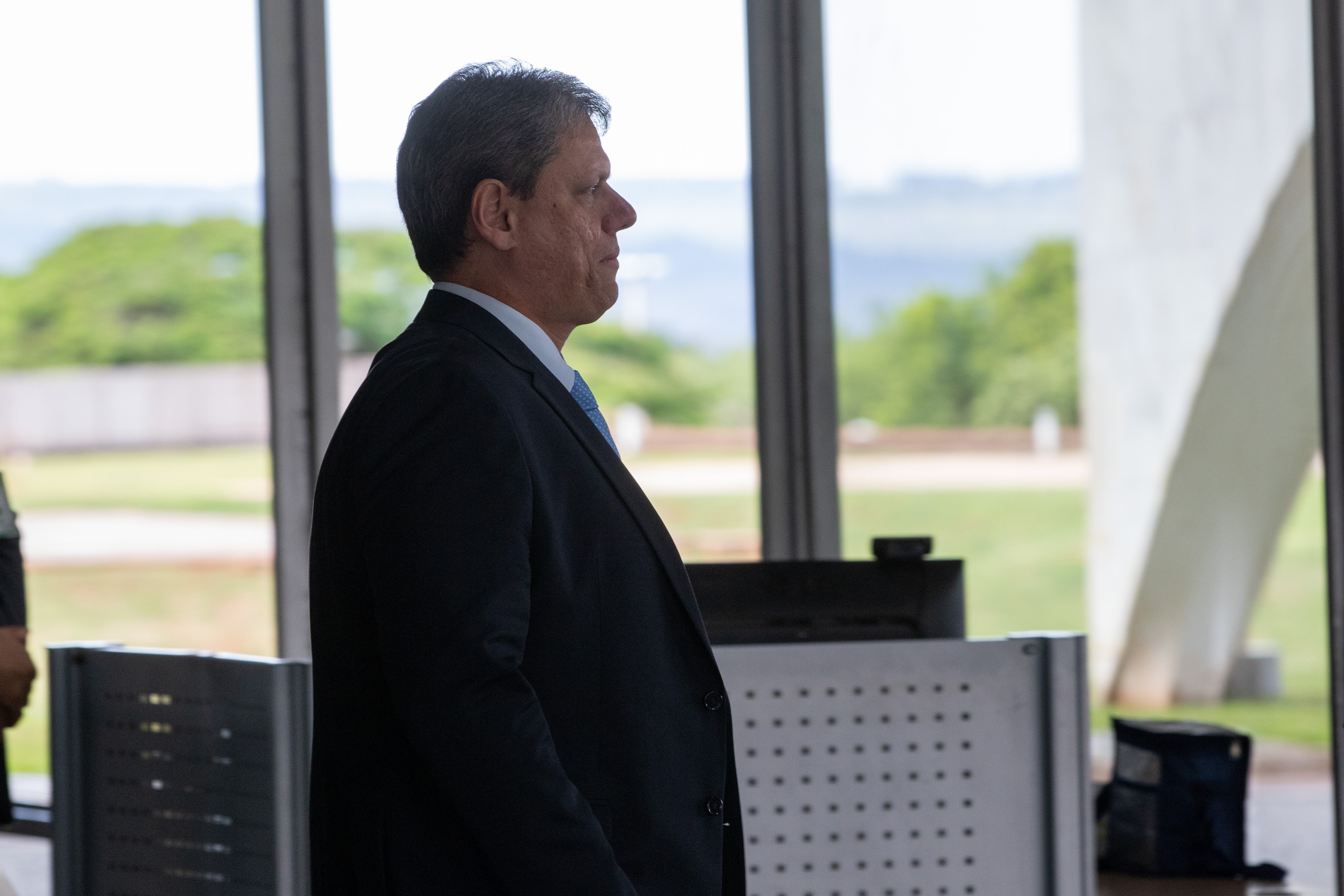 Brasília (DF) 09/03/2023 O governador de São Paulo, Tarcísio de Freitas, fala com a imprensa após reunião no Palácio do Planalto