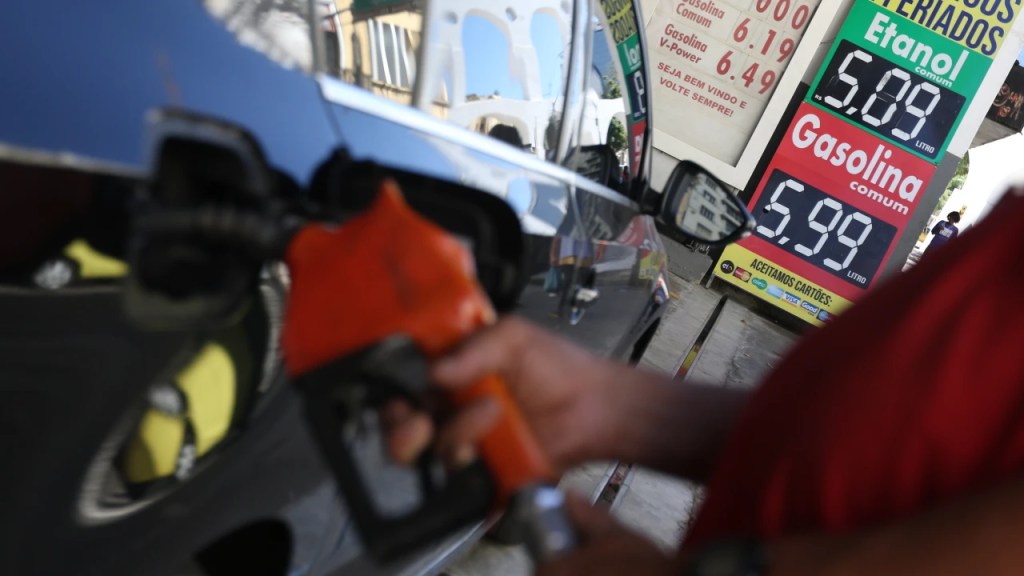 Gasolina vai cair? Analistas se preparam para queda nos preços do petróleo