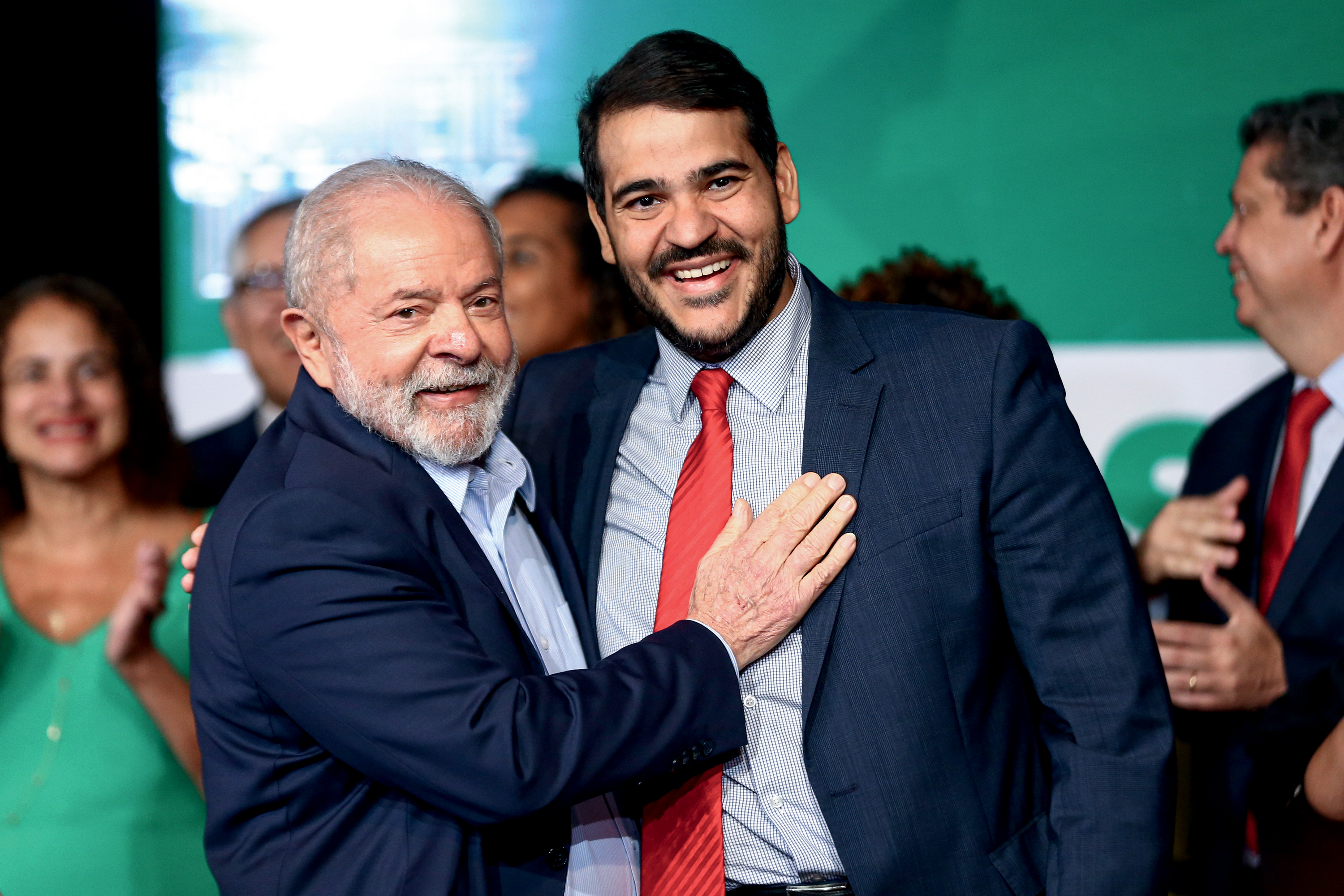 Lula afaga Messias e deve decidir destino do AGU após voltar dos EUA