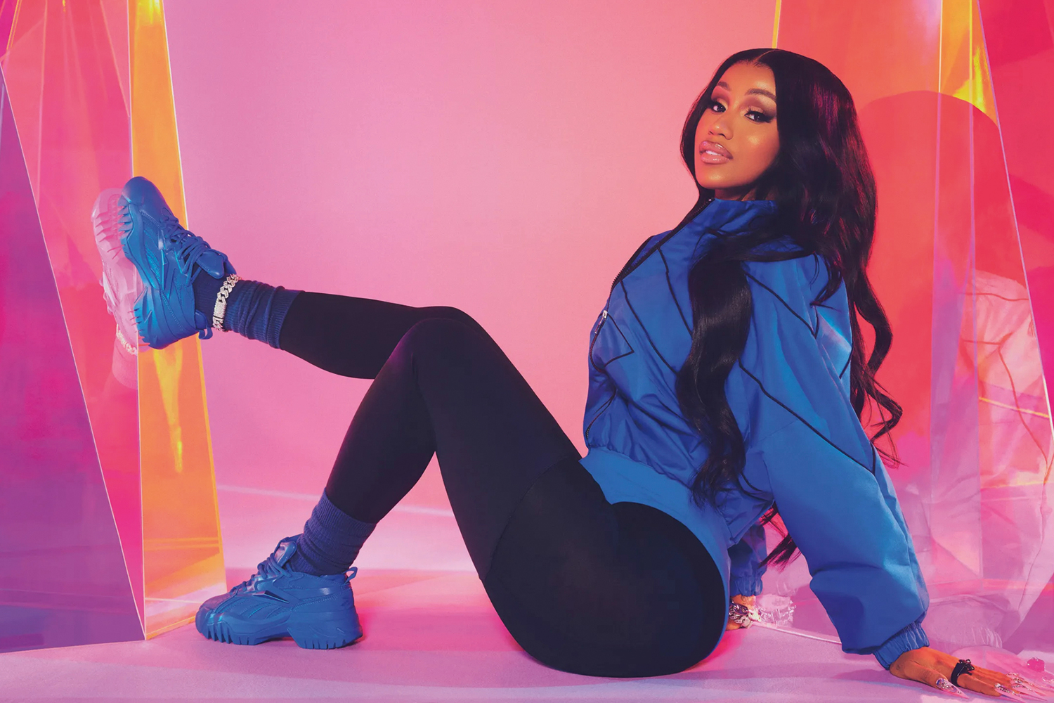 PARCERIA - A rapper Cardi B e seu t&ecirc;nis da Reebok: sucesso tamb&eacute;m com o p&uacute;blico feminino