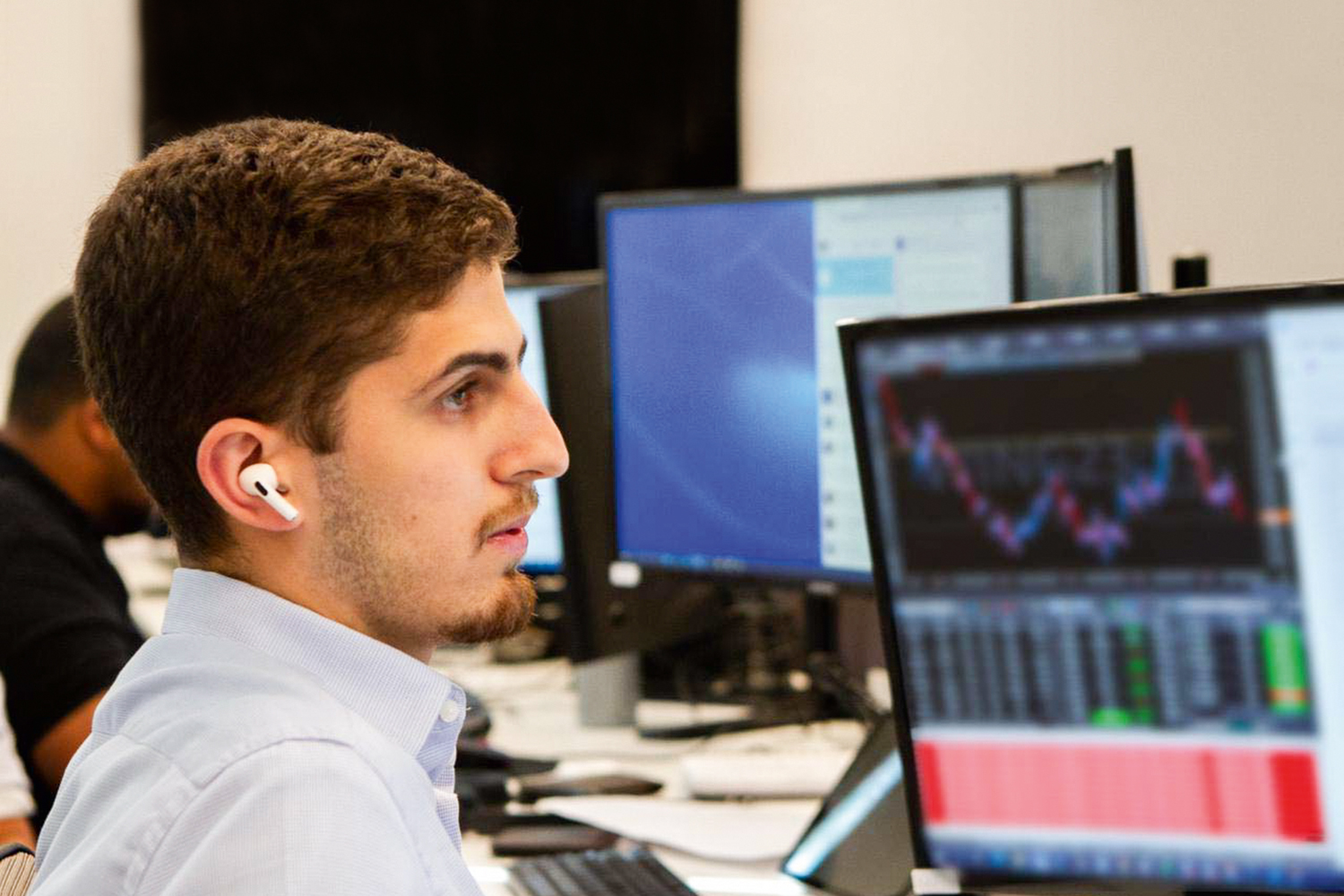 RAZ&Atilde;O E SENSIBILIDADE - O analista de investimentos Rodolfo Costa, 21 anos, se debru&ccedil;a sobre previs&otilde;es e tend&ecirc;ncias. &ldquo;Mas &agrave;s vezes uma boa dose de intui&ccedil;&atilde;o ajuda&rdquo;, diz