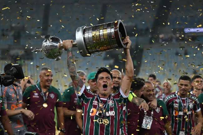 Artilheiro do Fluminense, Cano levanta a ta&ccedil;a da Libertadores 2023.