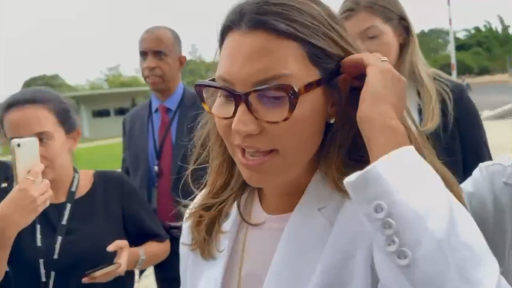 A frase na camiseta de Janja em plateia de desfile da SPFW