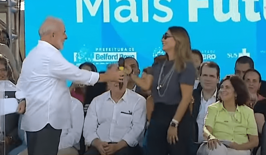 Lula passa microfone para Janja discursar em Belford Roxo