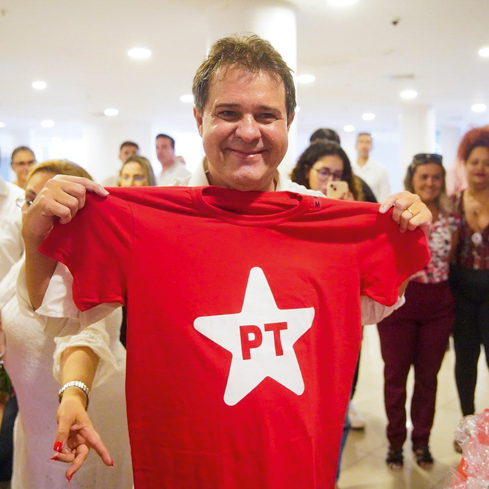 CAMISA NOVA -&ensp;Leit&atilde;o: sa&iacute;da do PDT em meio &agrave; briga dos irm&atilde;os Ciro e Cid