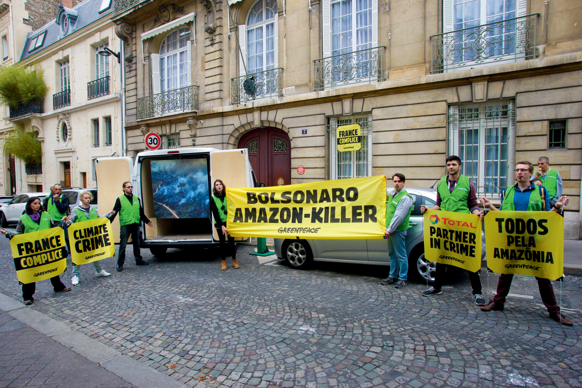 P&Aacute;RIA INTERNACIONAL -&ensp;Protesto em Paris na era Bolsonaro: gest&atilde;o tida como catastr&oacute;fica para o meio ambiente