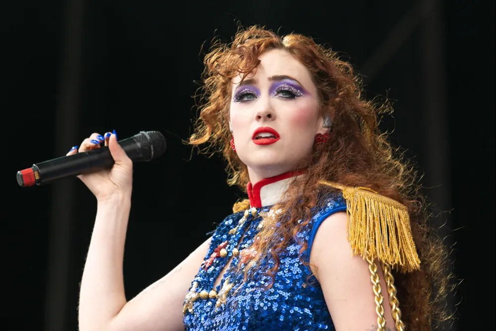 Fã de Pabllo Vittar, drag queen dos EUA desafia Taylor Swift nas paradas