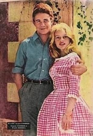 O ic&ocirc;nico vestido de estampa vichy cor de rosa, que Brigitte Bardot escolheu para se casar com o ator franc&ecirc;s Jacques Charrier em 1959
