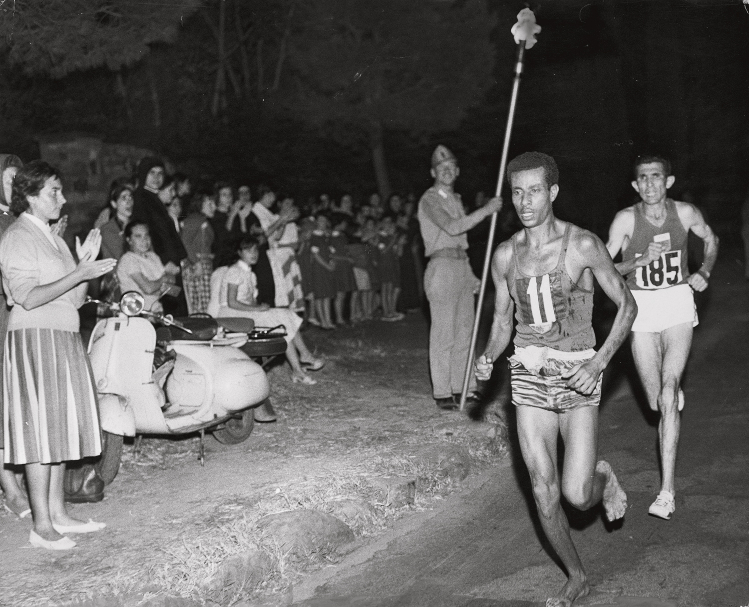 DESCAL&Ccedil;O -&ensp;O et&iacute;ope Abebe Bikila: vencedor da maratona ol&iacute;mpica em 1960