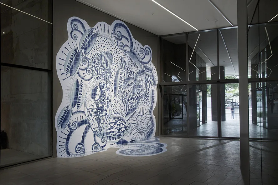 Irm&atilde;os Campana: instala&ccedil;&atilde;o com 1,8 mil azulejos pintados &agrave; m&atilde;o para o pr&eacute;dio da JFL Living, em S&atilde;o Paulo, inaugurada em 2023