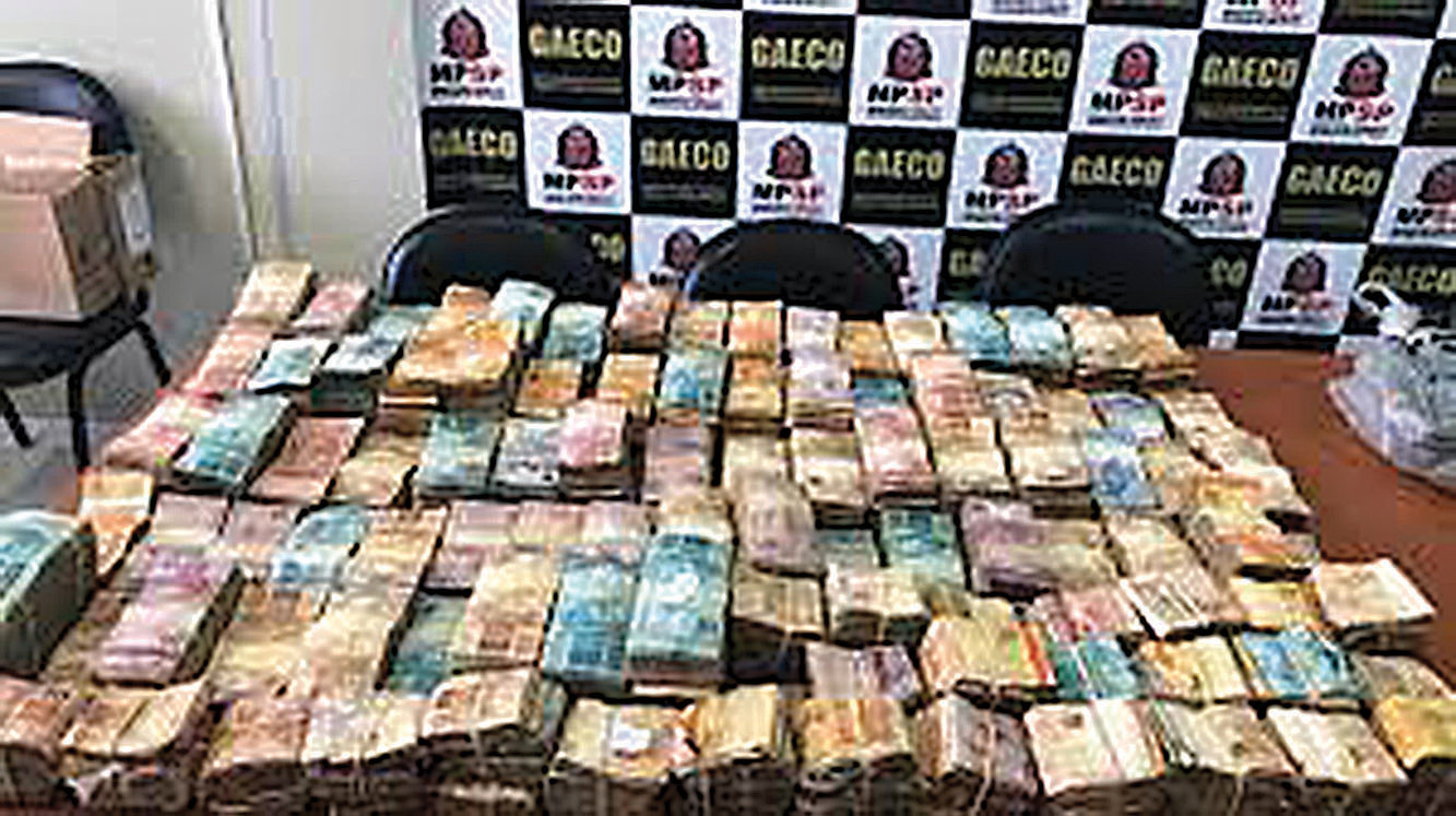 PODER FINANCEIRO -&ensp;Dinheiro apreendido pela pol&iacute;cia: faturamento anual da fac&ccedil;&atilde;o &eacute; estimado por especialistas no assunto em mais de 1 bilh&atilde;o de reais
