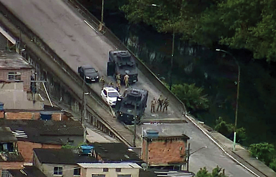 UM BURACO NO CAMINHO -&ensp;Blindado despenca em uma vala: freando a lei