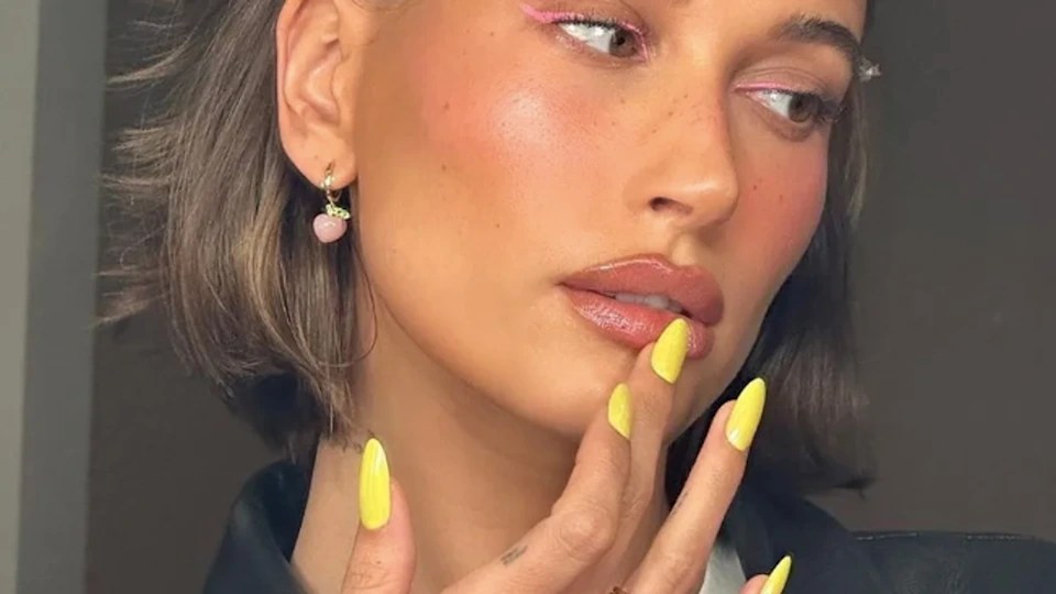 Ainda dá tempo! Como dar um glow ao estilo Hailey Bieber na sua pele para as festas