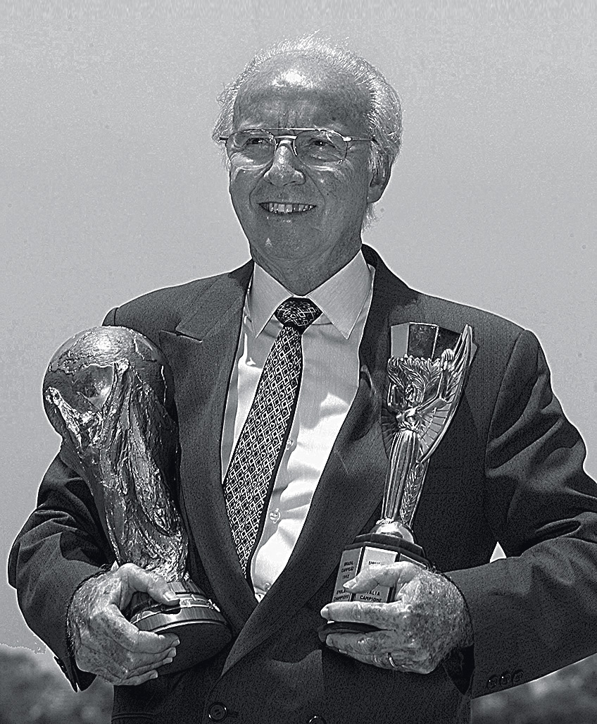 TO GO WITH AFP STORY (FILE) Four-time World Cup winner Mario Zagallo holds the Jules Rimet (R) and FIFA trophies as he poses for photographers in Rio de Janeiro, Brazil in March 2003. Zagallo won the World Cup as a player in 1958 and 1962, as a coach in 1970 and as technical director to Carlos Parreira in 1994. He also coached Brazil to the 1998 final where they lost to France. AFP PHOTO/Antonio SCORZA/FILES (Photo by ANTONIO SCORZA / AFP)