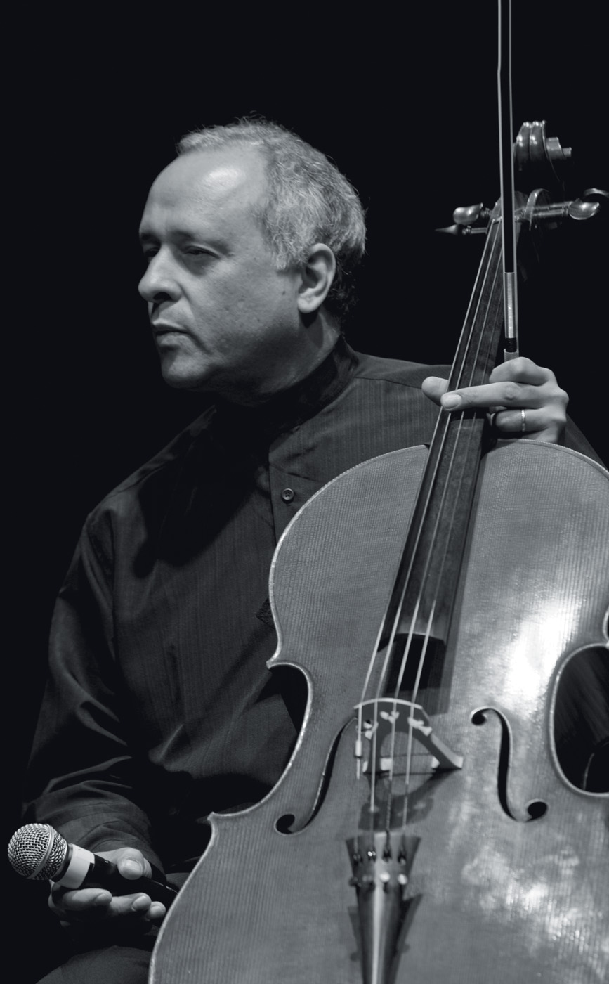 S&Atilde;O PAULO, SP, BRASIL, 03-05-2011, 21h00: O violoncelista Antonio Meneses conversa com o p&uacute;blico durante concerto solo no Teatro Cultura Art&iacute;stica Itaim em S&atilde;o Paulo (SP). (Foto: Adriano Vizoni/Folhapress, ILUSTRADA)