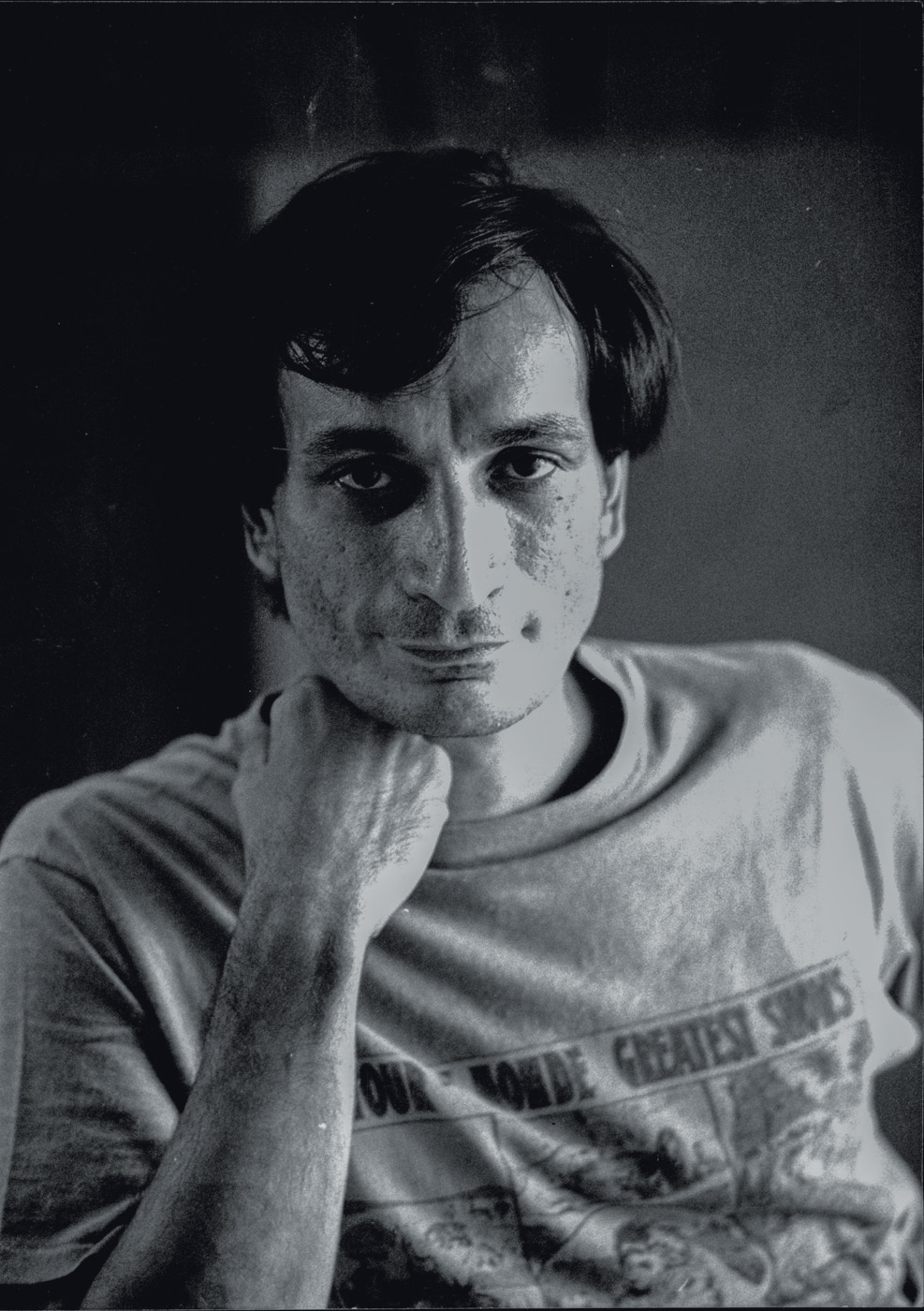 S&Atilde;O PAULO, SP, 09.03.1988: CULTURA-ANT&Ocirc;NIO C&Iacute;CERO - O poeta e letrista Antonio C&iacute;cero posa para fotos no hotel Maksoud Plaza em entrevista para o rep&oacute;rter Carlos Renn&oacute;, para Folha de S&atilde;o Paulo. C&iacute;cero dirige o espet&aacute;culo 'Virgem', novo &aacute;lbum de sua irm&atilde;, a cantora Marina Lima, que estreia no Palace em S&atilde;o Paulo. (Foto: Homero S&eacute;rgio/Folhapress)