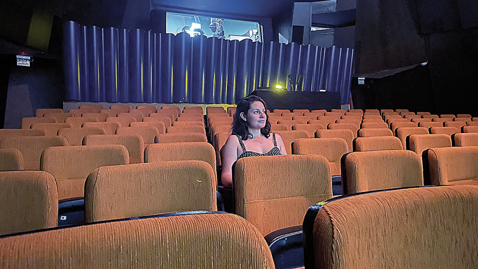 O MOMENTO &Eacute; DELA - Caf&eacute; com um bom folhado antes do filme &eacute; o ritual de Isabella Arice, 27 anos, quando d&aacute; de ir desacompanhada ao cinema, o que adora. &ldquo;&Eacute; uma forma de conseguir parar e pensar em mim mesma&rdquo;, conta.