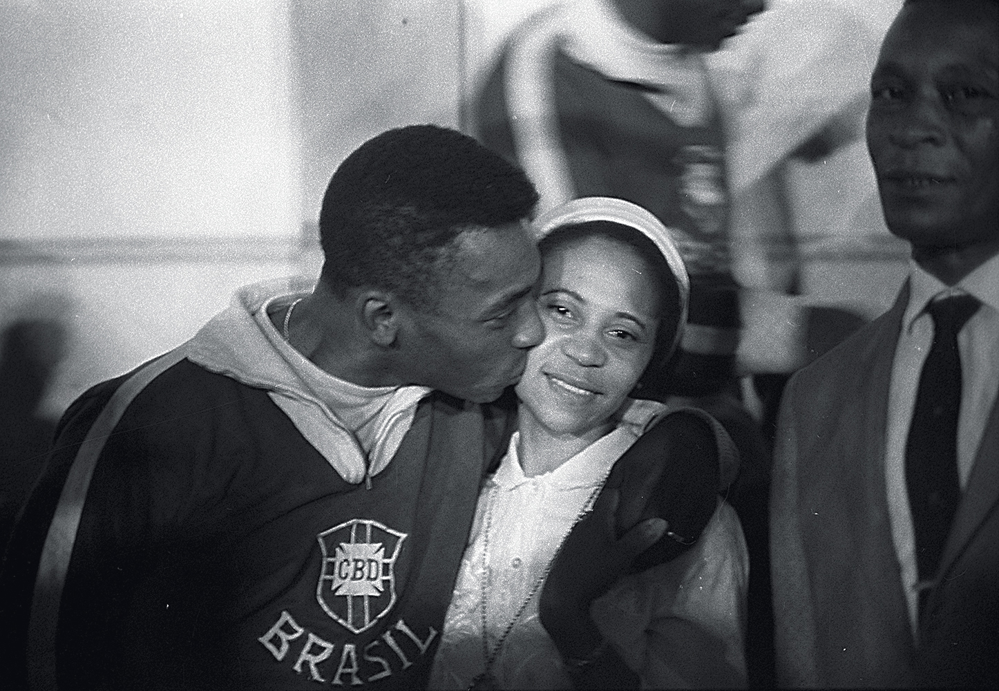 Teres&oacute;polis (RJ) 08/05/1966 - Pel&eacute; (Jogador Futebol) - Fam&iacute;lia - Celeste Arantes do Nascimento recebe do seu mais famoso filho, Pel&eacute;, um beijo port ter sido escolhida a 