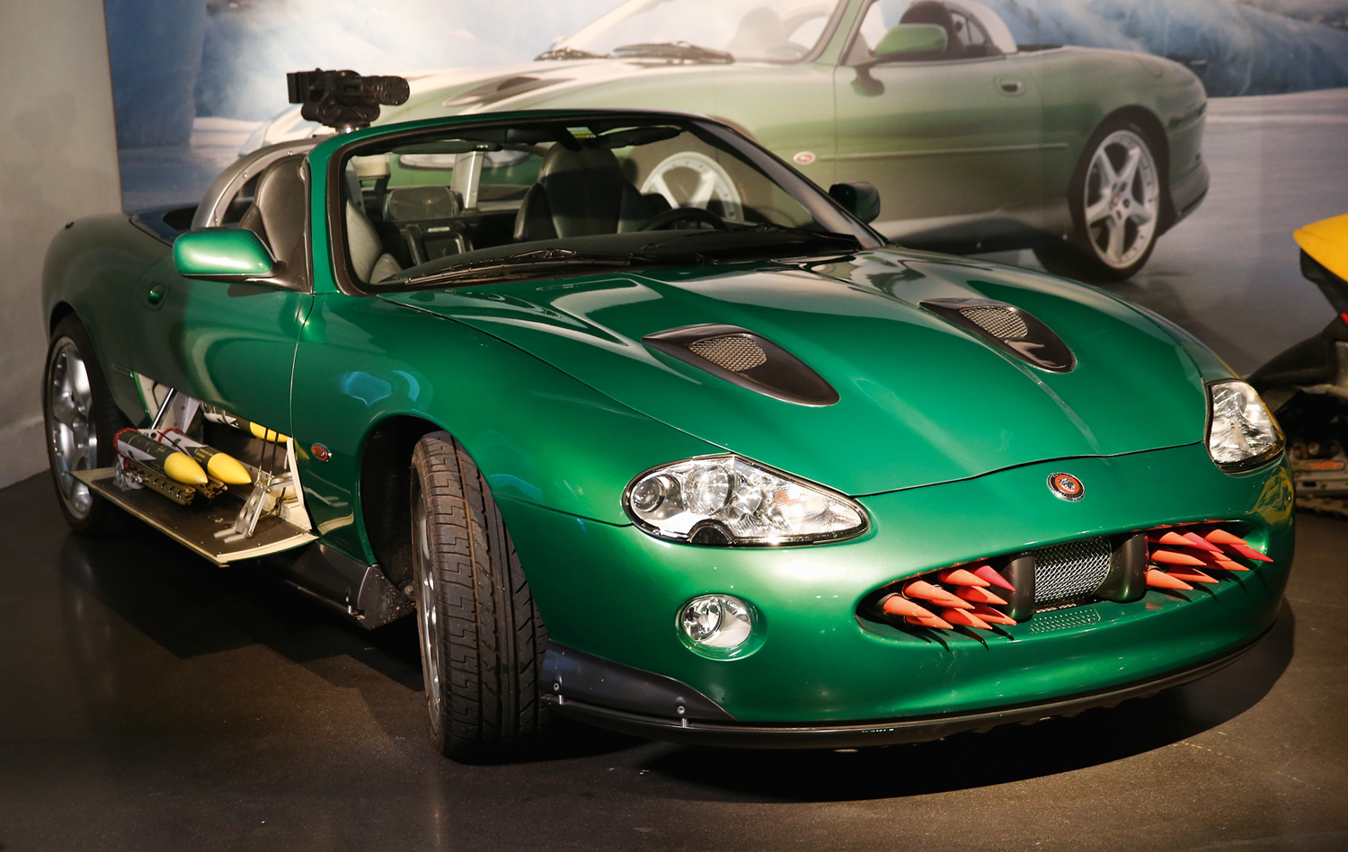 POP - O Jaguar XKR do vil&atilde;o de Um Novo Dia para Morrer: Bond, James Bond
