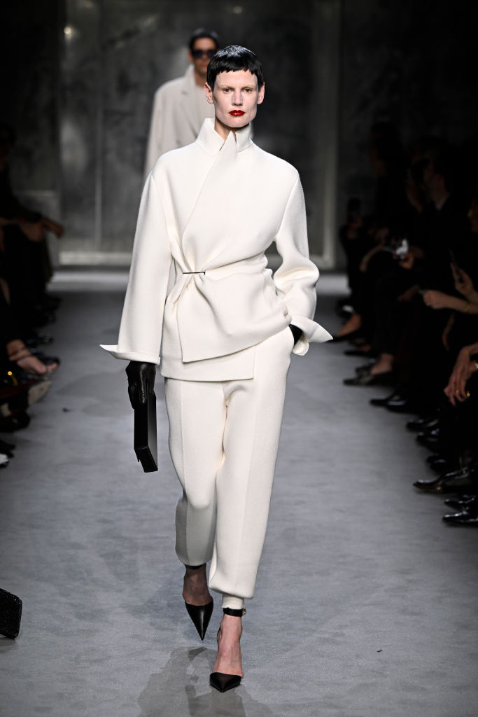 Tom Ford: estreia de Haider Ackermann trouxe looks do dia a dia que desenham o corpo