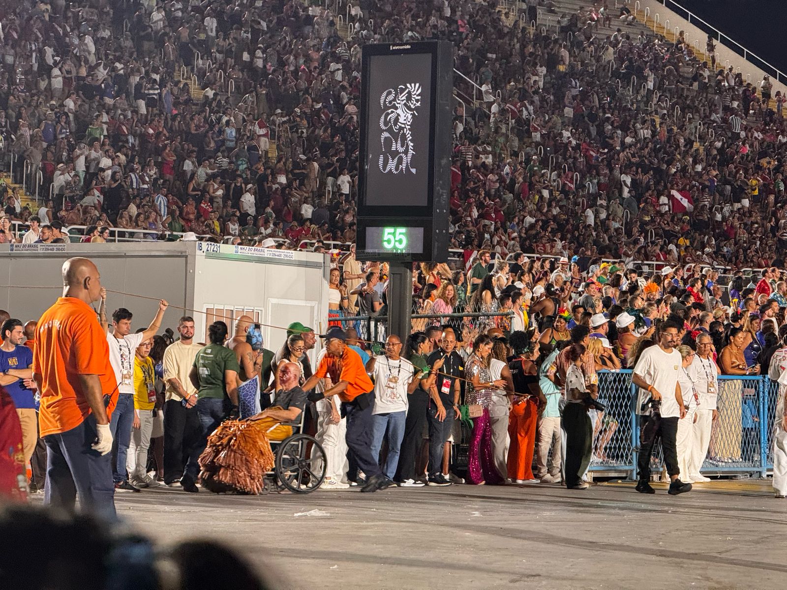 Pessoas recebem atendimento ao completarem apresenta&ccedil;&otilde;es na Sapuca&iacute;. 04/03/2025