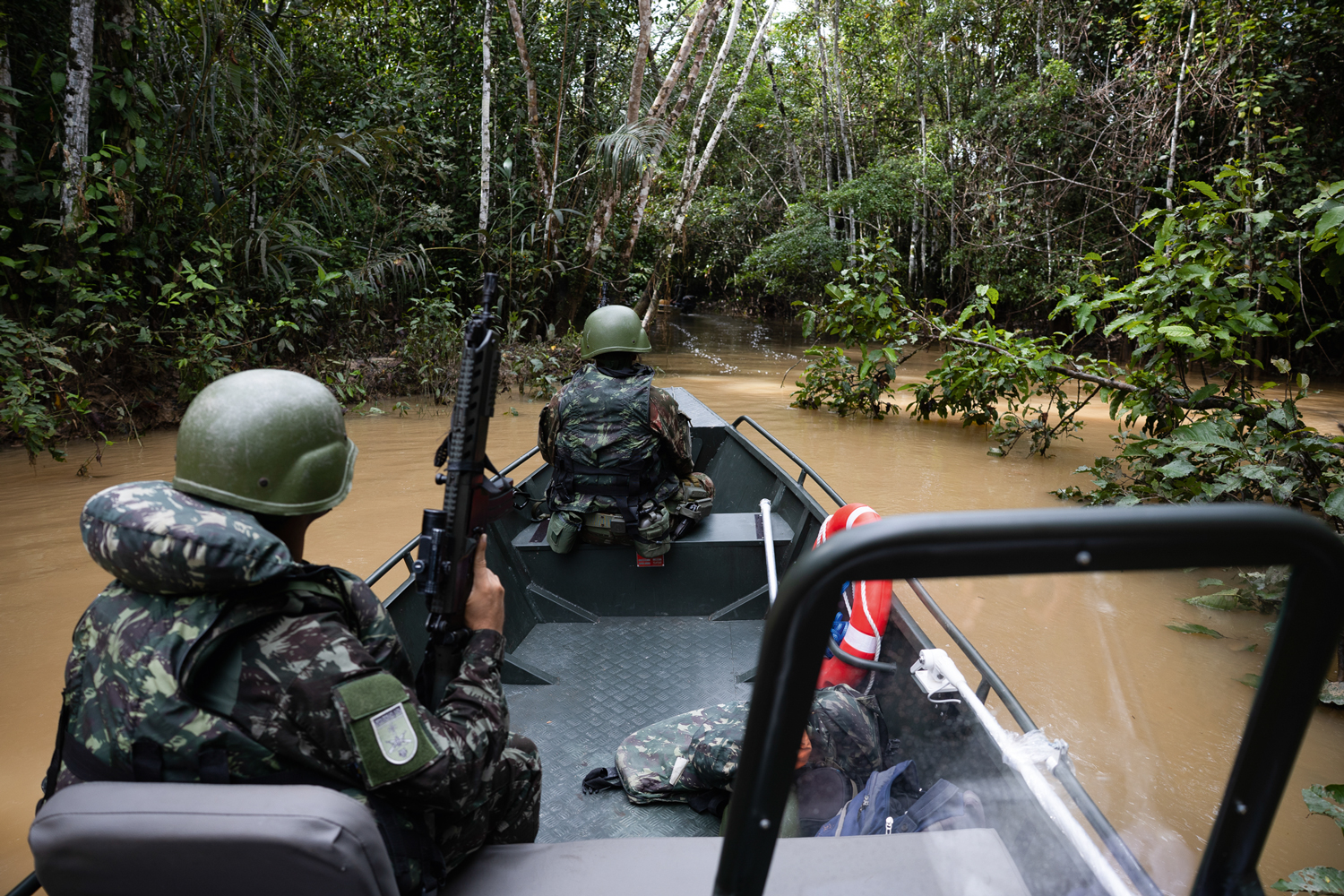 LABIRINTO -&ensp;Vigil&acirc;ncia: a mata fechada e rios com seus milhares de bra&ccedil;os dificultam o patrulhamento e facilitam o crime