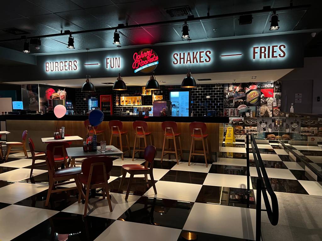 Johnny Rockets aposta em estética retrô para superar R$ 5 bi ao ano