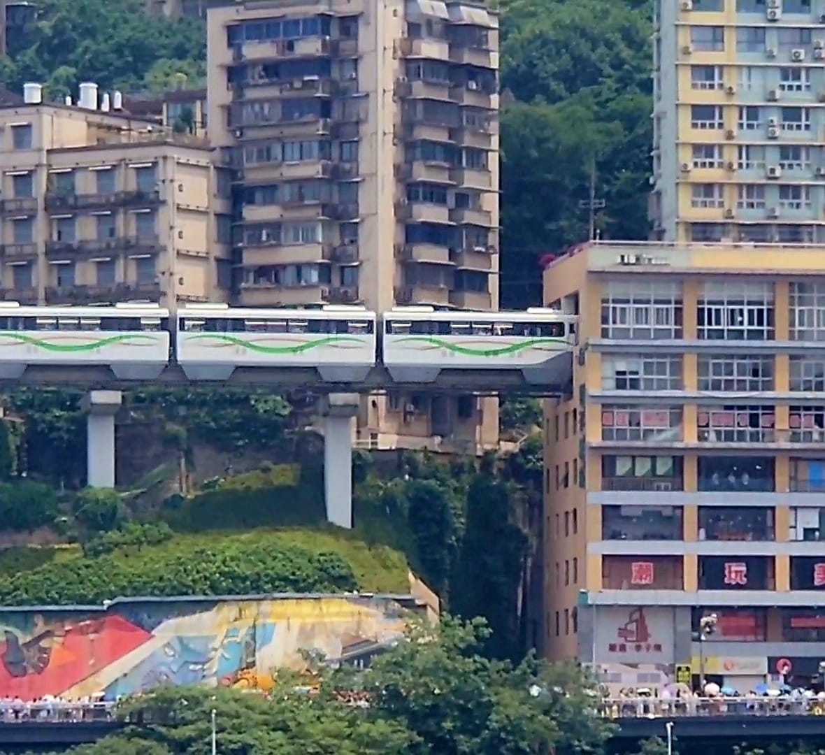Trem atravessa edif&iacute;cio residencial na Esta&ccedil;&atilde;o Liziba, em Chongqing. Projeto une engenharia de precis&atilde;o e adapta&ccedil;&atilde;o urban&iacute;stica