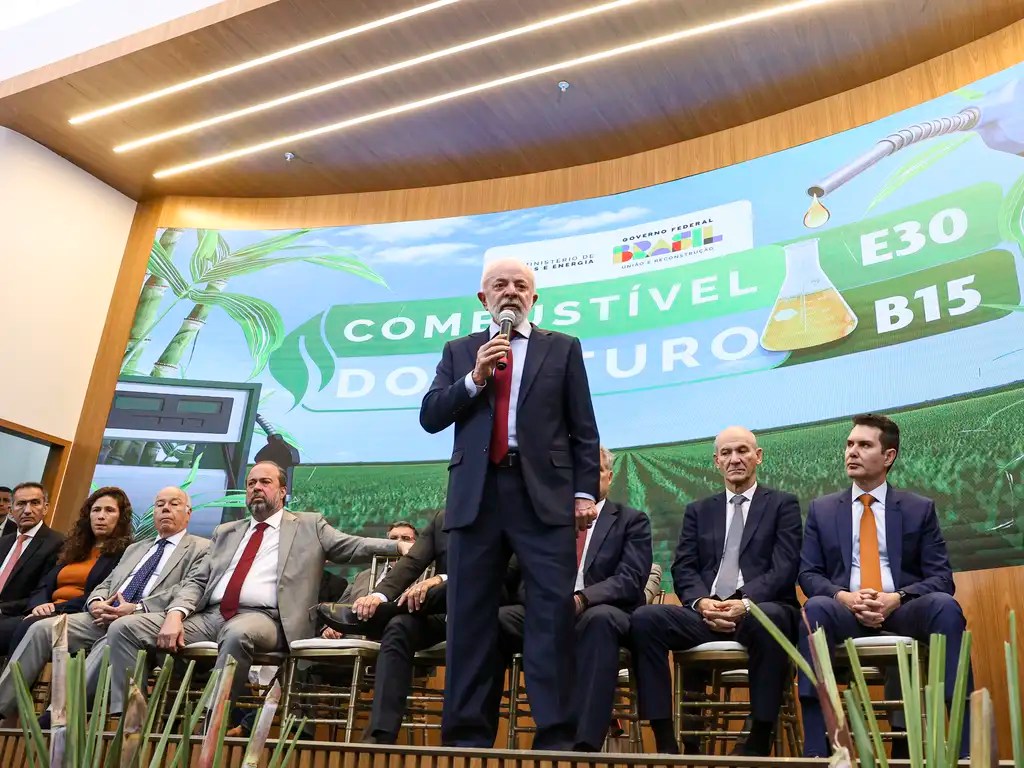 Governo amplia mistura de etanol na gasolina e espera baratear combustível