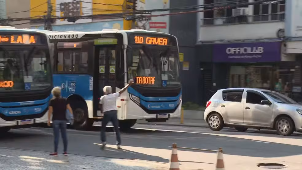Idosas viram espiãs para denunciar ônibus que não param no Rio