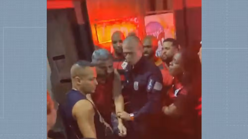 Homem esfaqueia torcedor durante briga em bar após derrota do Flamengo