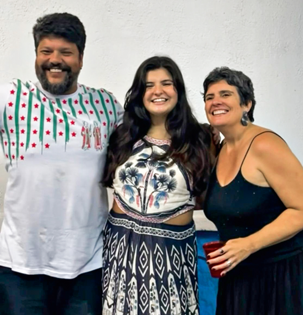 &ldquo;AMO TER DUAS CASAS&rdquo; - A partilha depois da separa&ccedil;&atilde;o foi um divisor de &aacute;guas na vida da estudante Maria Lins, 23 anos (no centro). Aos 9, foi chamada pelos pais, Juliana e Andr&eacute;, para receber a not&iacute;cia de que eles iriam se separar, o que, de cara, pareceu assustador e traum&aacute;tico. &ldquo;Me tranquei no quarto e passei o dia inteiro chorando. Hoje, amo ter duas casas&rdquo;, conta ela, que n&atilde;o demorou em se adaptar &agrave; nova rotina.