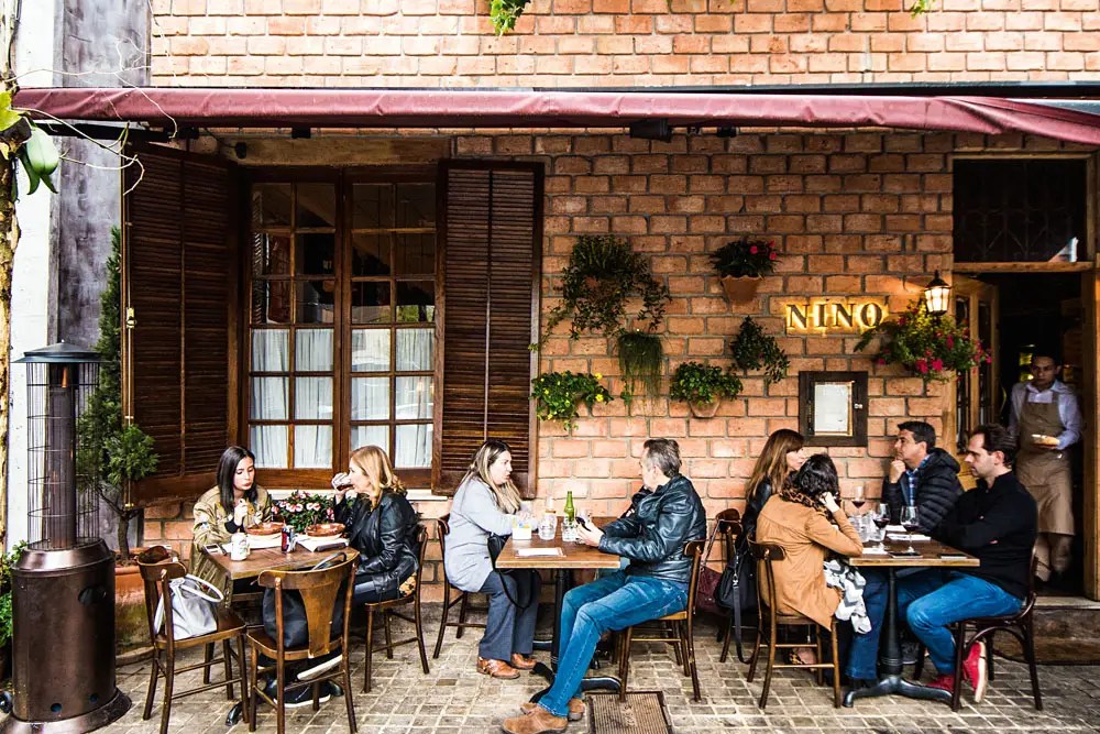 A folia fora da lei dos “puxadinhos” de bares e restaurantes nas calçadas