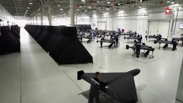 Com ajuda de influencers brasileiras, Rússia recruta mulheres para fabricar drones no país