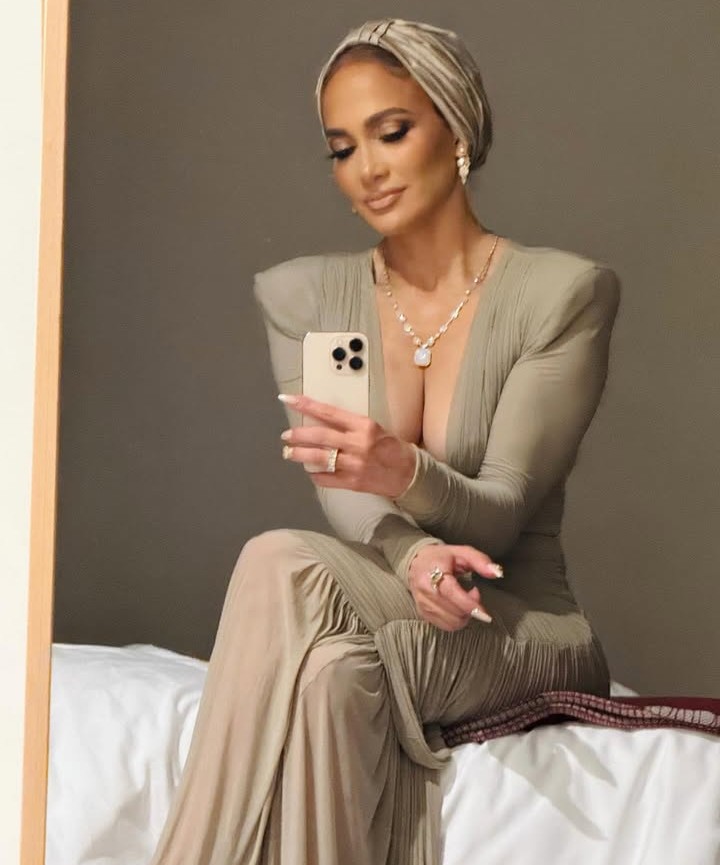 JLO com unhas em tom claro, quase branco