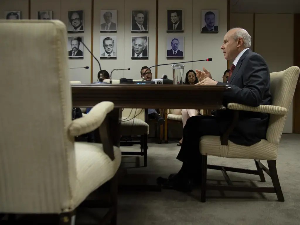 Por que Guido Mantega acha que faz sentido o BC não cortar juros agora