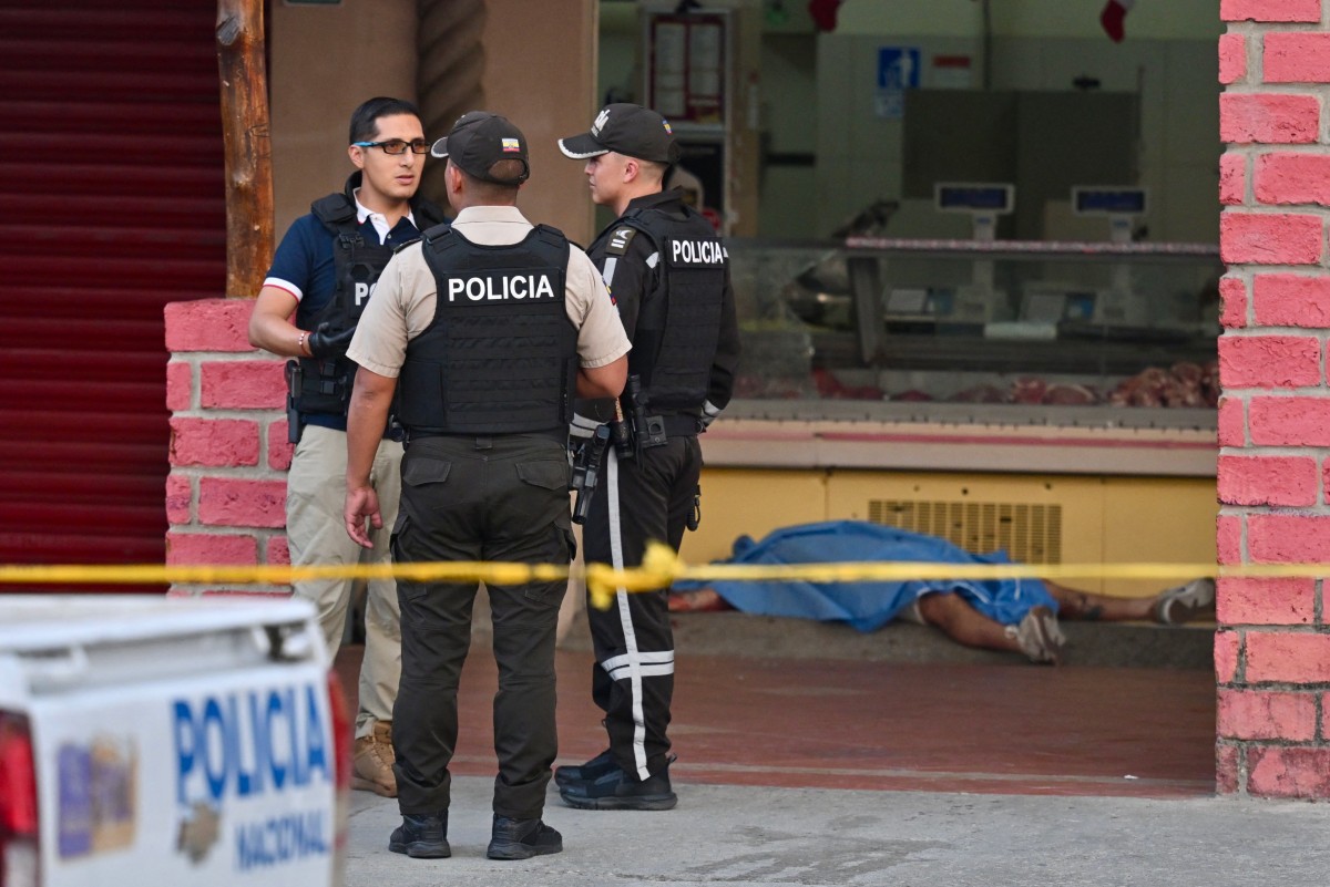EDITORS NOTE: Graphic content / Ecuadorian police officers stand at the crime scene where Barcelona\'s footballer Mario Pineida was killed in Guayaquil, Ecuador on December 17, 2025. Ecuadorian footballer Mario Pineida was killed in an attack in the port city of Guayaquil on December 17, 2025, a hotspot for violence in the country due to drug trafficking, according to his club Ecuador\'s Barcelona. (Photo by Marcos PIN / AFP)