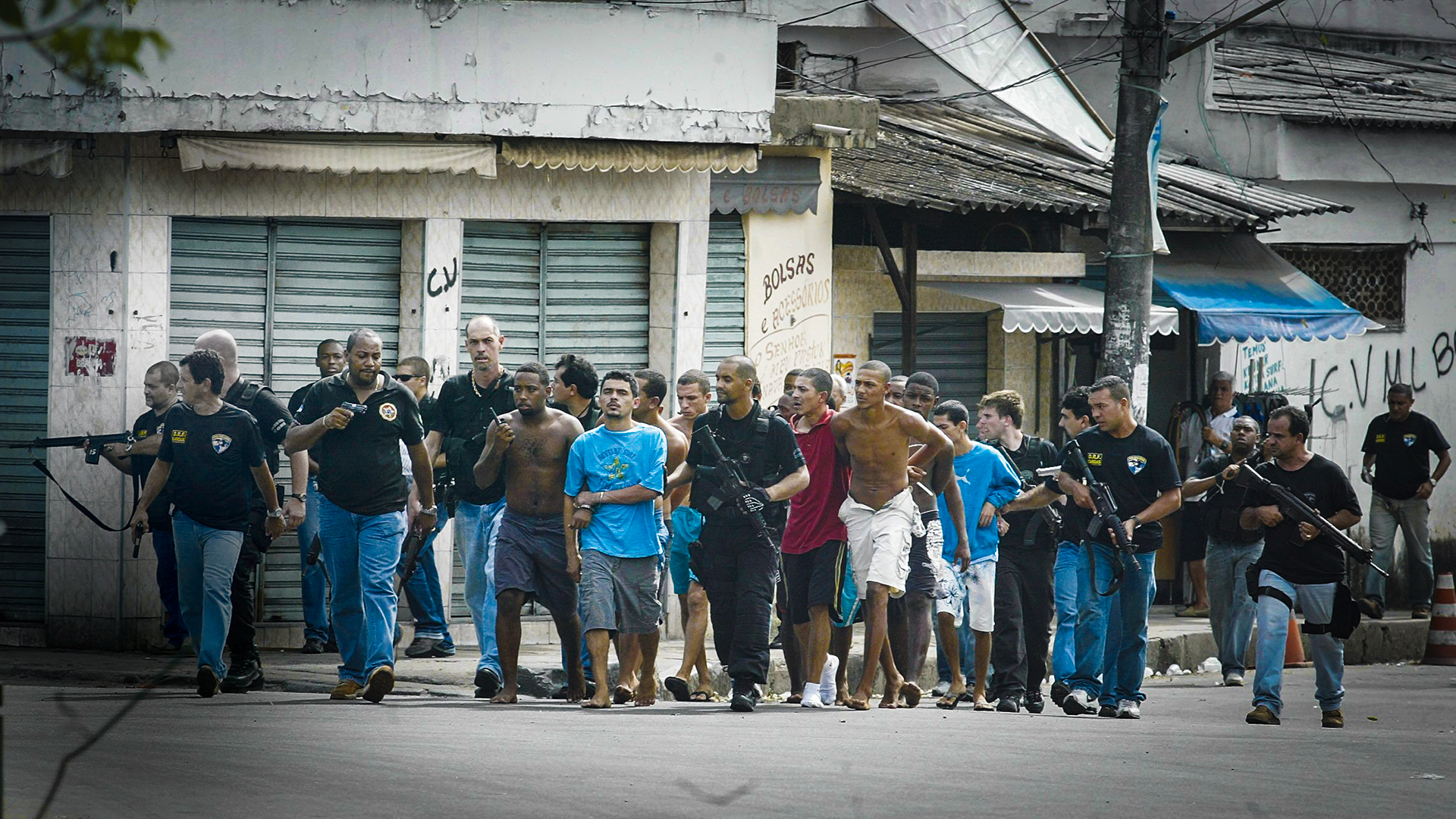 PROCURA-SE - O traficante Doca (de camiseta azul-clara), ao ser preso em 2007: nove anos depois, ele foi para o semiaberto, virou chefe do CV e vale hoje 100 000 reais a quem indicar seu paradeiro