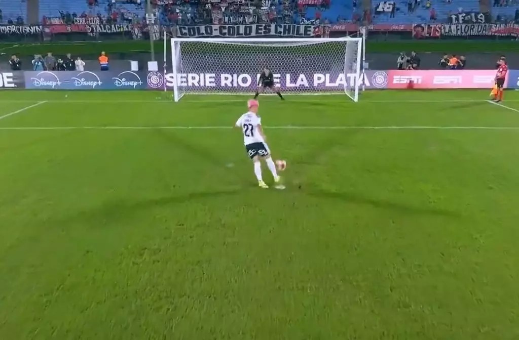 Jogador do Colo-Colo erra pênalti de cavadinha e sai lesionado; veja vídeo