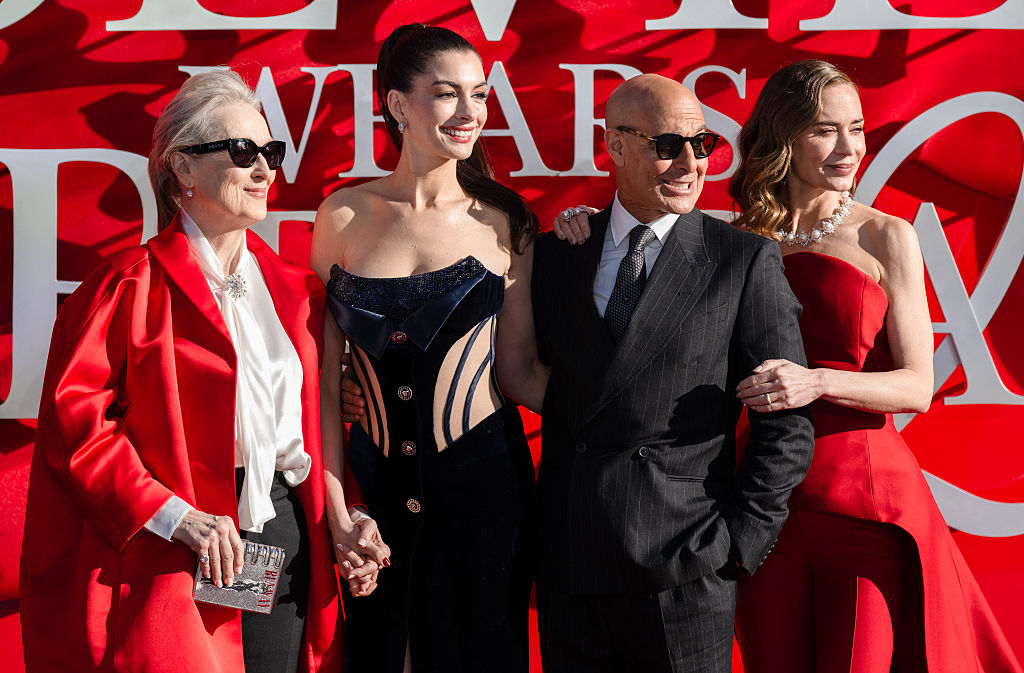 Meryl Streep, Anne Hathaway, Stanley Tucci e Emily Blunt em Londres: m&eacute;todo dressing a todo vapor com cores que remetem ao filme