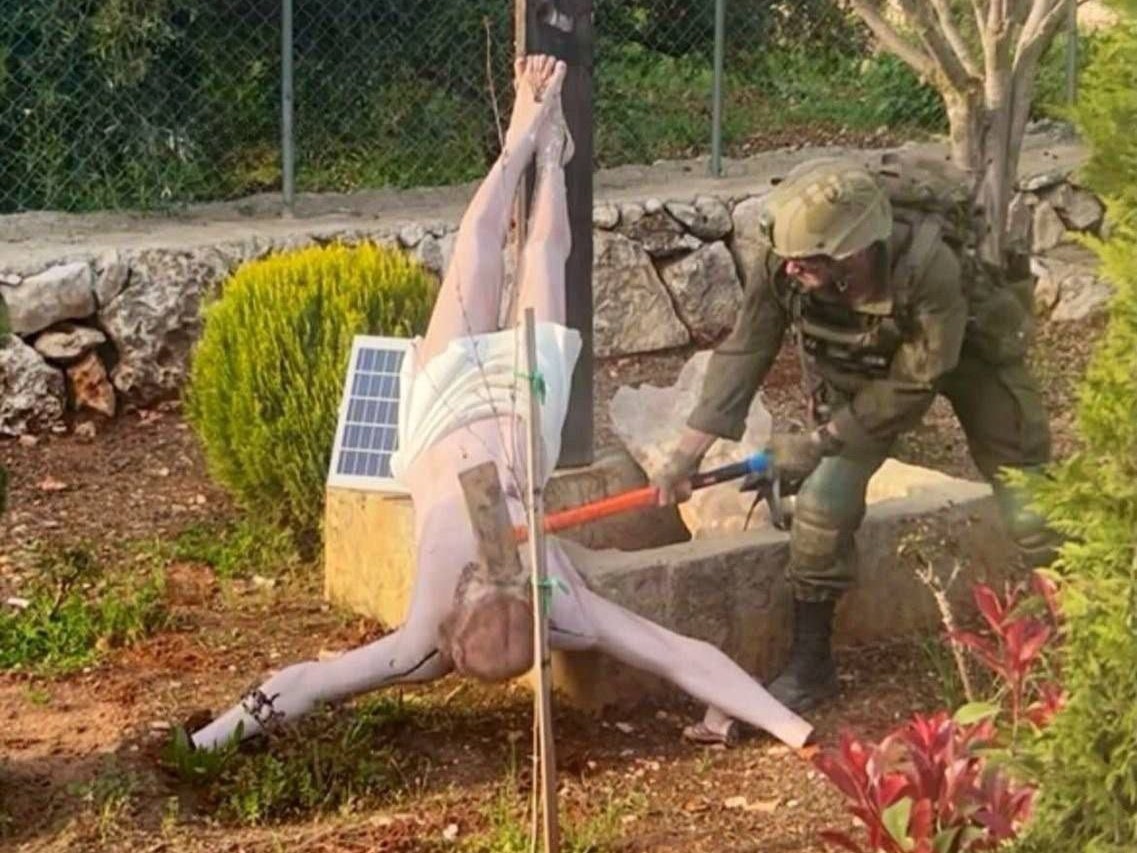 Soldado israelense golpeia estátua de Jesus Cristo com uma marreta no sul do Líbano